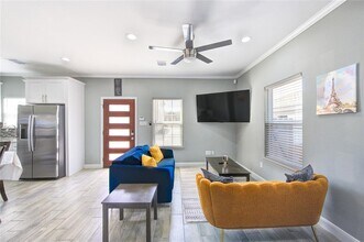4901 Mallow St in Houston, TX - Foto de edificio - Building Photo