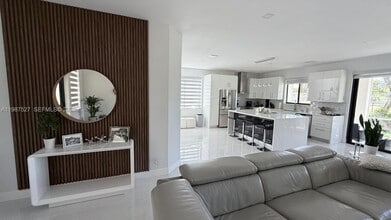 1392 Canary Island Dr in Weston, FL - Foto de edificio - Building Photo