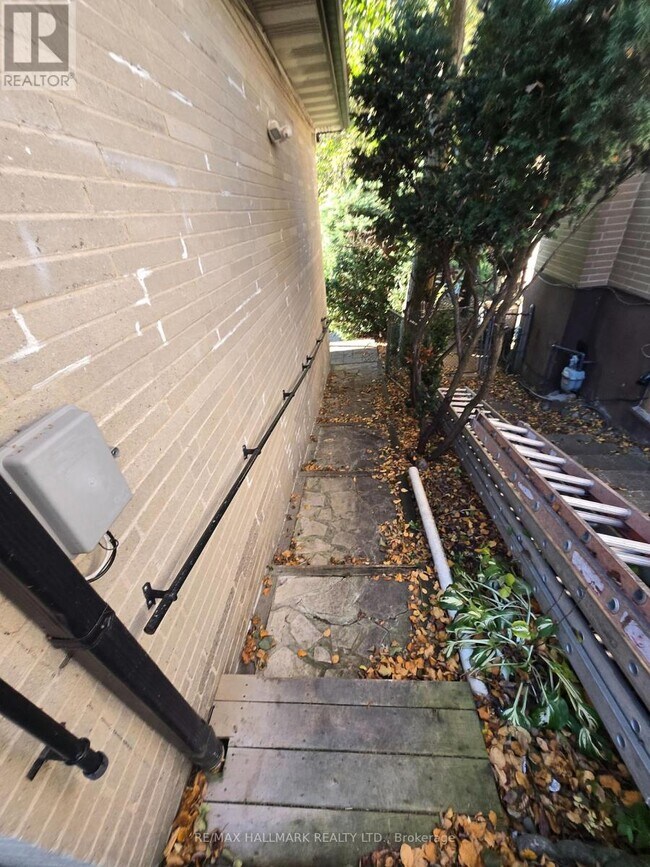 15 Burnview Crescent in Toronto, ON - Building Photo - Building Photo