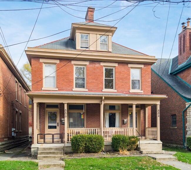 884 Dennison Ave in Columbus, OH - Building Photo - Building Photo