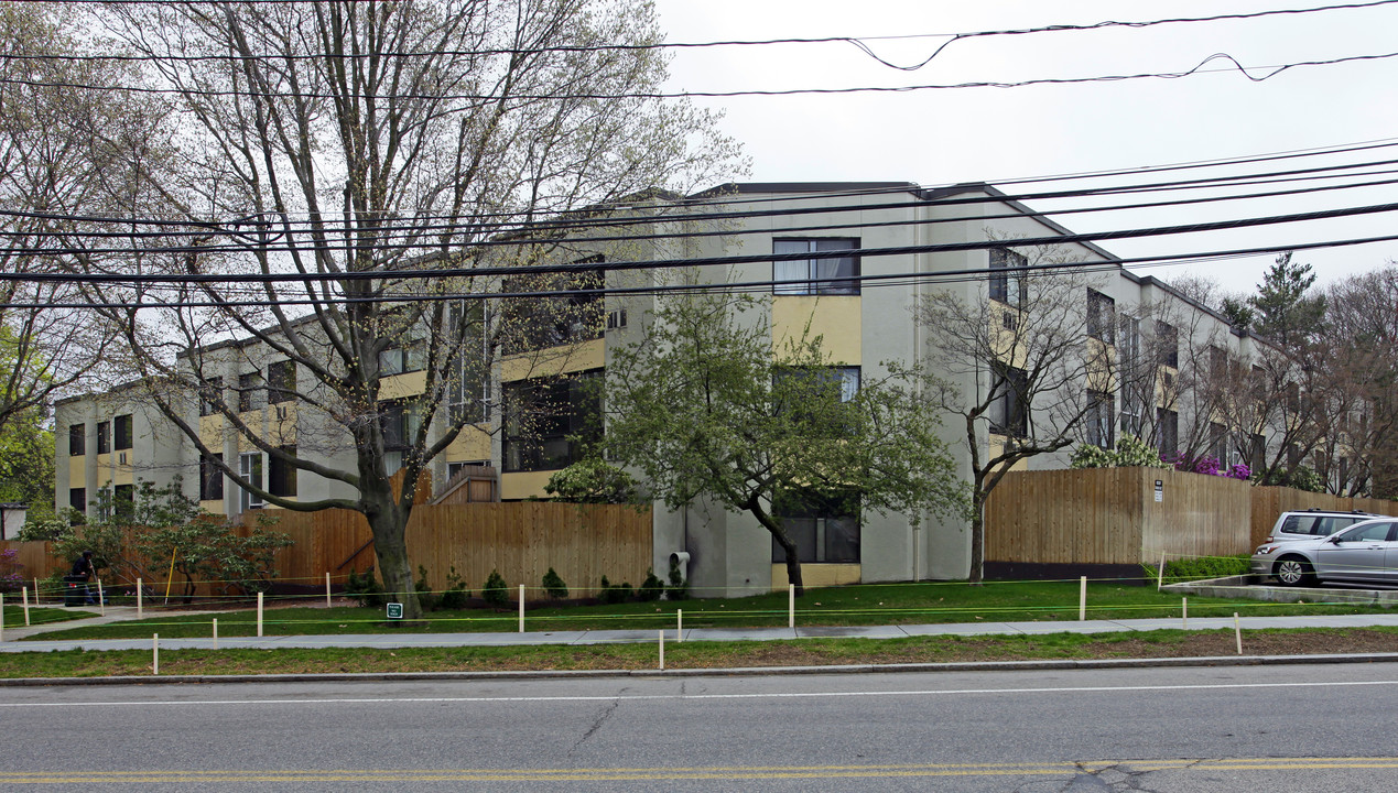 Longview Dell Apartments in Chestnut Hill, MA - Building Photo