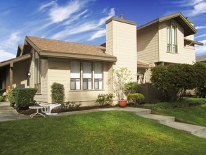 23191 Saguaro St in Lake Forest, CA - Foto de edificio - Building Photo