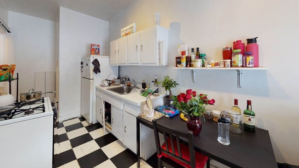 24 Sidlaw Rd in Boston, MA - Building Photo