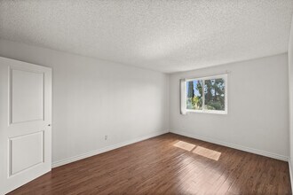 Casa Granada in Granada Hills, CA - Foto de edificio - Building Photo