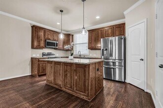 2500 Rockbrook Dr in Lewisville, TX - Foto de edificio - Building Photo