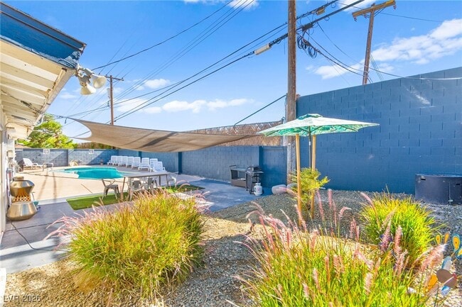 1531 Commanche Dr in Las Vegas, NV - Foto de edificio - Building Photo