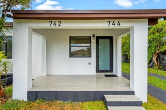 742 NW 70th St, Unit 742 NW 70 ST in Miami, FL - Building Photo - Building Photo