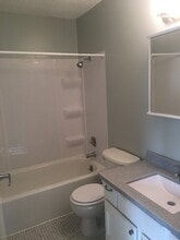 2220 Valleyhigh Dr NW, Unit E101 in Rochester, MN - Building Photo - Building Photo