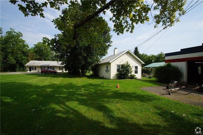 1321 E Genesee St in Skaneateles, NY - Building Photo - Building Photo