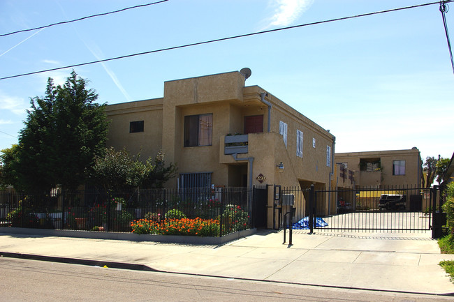 1239 Center Ave in Oceanside, CA - Foto de edificio - Building Photo