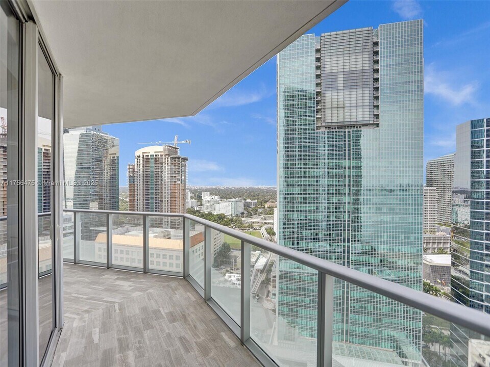 1300 Brickell Ave, Unit 2702 in Miami, FL - Foto de edificio
