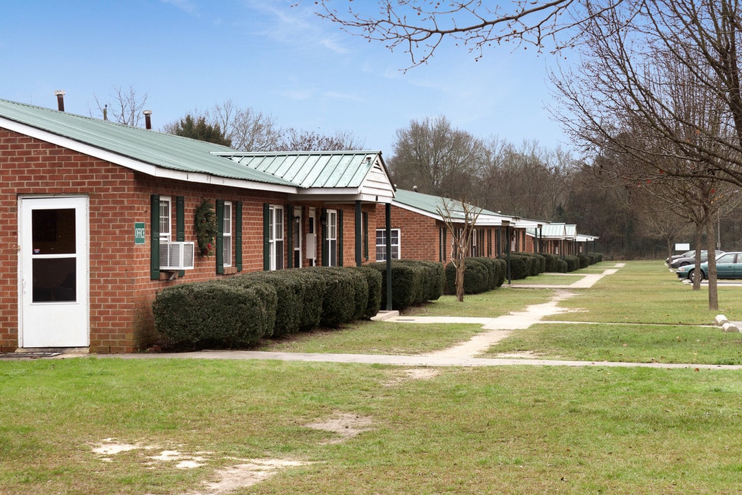 Laurel Apartments in Laurinburg, NC - Building Photo