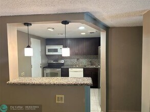 3680 Inverrary Dr in Lauderhill, FL - Foto de edificio - Building Photo