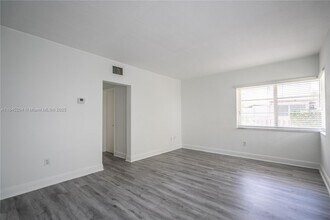 1011 Bay Dr in Miami Beach, FL - Building Photo - Building Photo