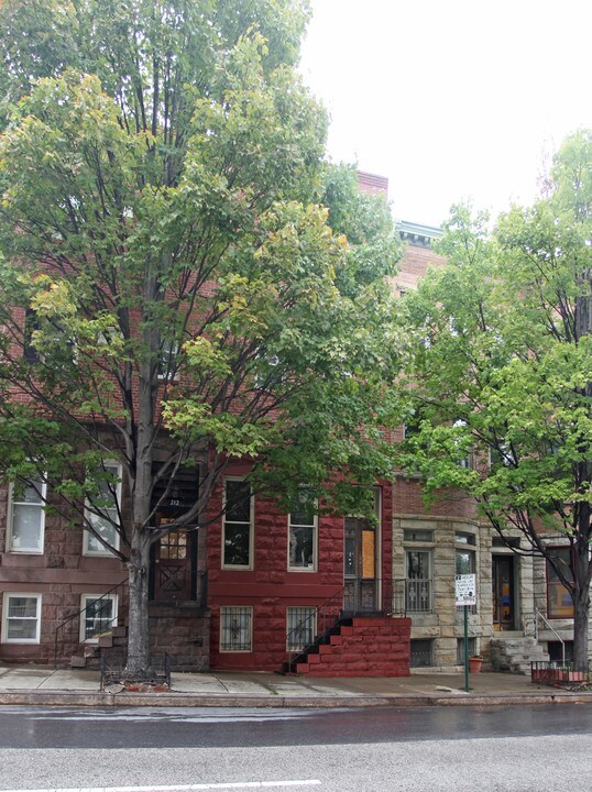 214 E Biddle St in Baltimore, MD - Building Photo