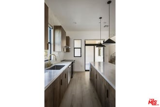 2651 Vineyard Ave in Los Angeles, CA - Foto de edificio - Building Photo