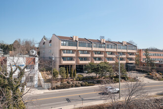 372 Main St in Port Washington, NY - Foto de edificio - Building Photo