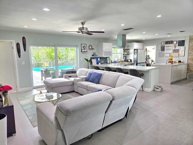 8730 NW 17th Ct in Pembroke Pines, FL - Building Photo - Building Photo