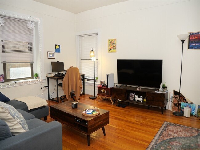 1396 Beacon St, Unit 4 in Brookline, MA - Building Photo - Building Photo