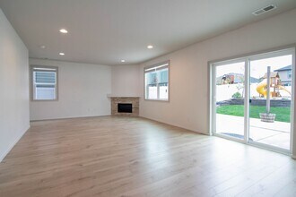 8006 S Fruitvale Ln in Cheney, WA - Building Photo - Building Photo