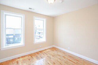 5556 W Belmont Ave-Unit -5556-2 in Chicago, IL - Building Photo - Building Photo