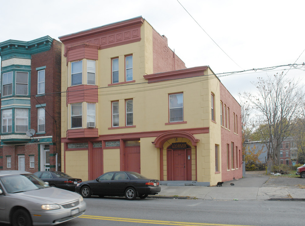 820 River St in Troy, NY - Building Photo