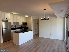 3842 Bel Pre Rd, Unit 12 in Silver Spring, MD - Foto de edificio - Building Photo