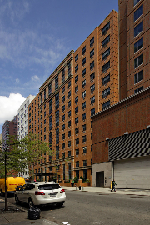 Genesis Robert F Kennedy Apartments in New York, NY - Building Photo