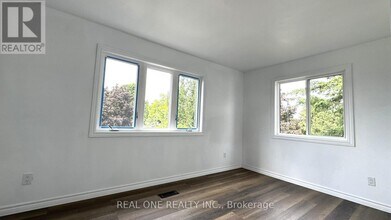 56 Skylark Dr in Hamilton, ON - Building Photo - Building Photo