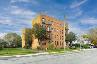 97-10 Van Wyck Expy W in New York, NY - Foto de edificio - Building Photo