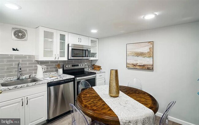 233R Bainbridge St photo'