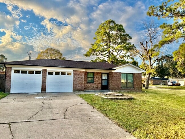 620 Circle Way in Alvin, TX - Building Photo - Building Photo