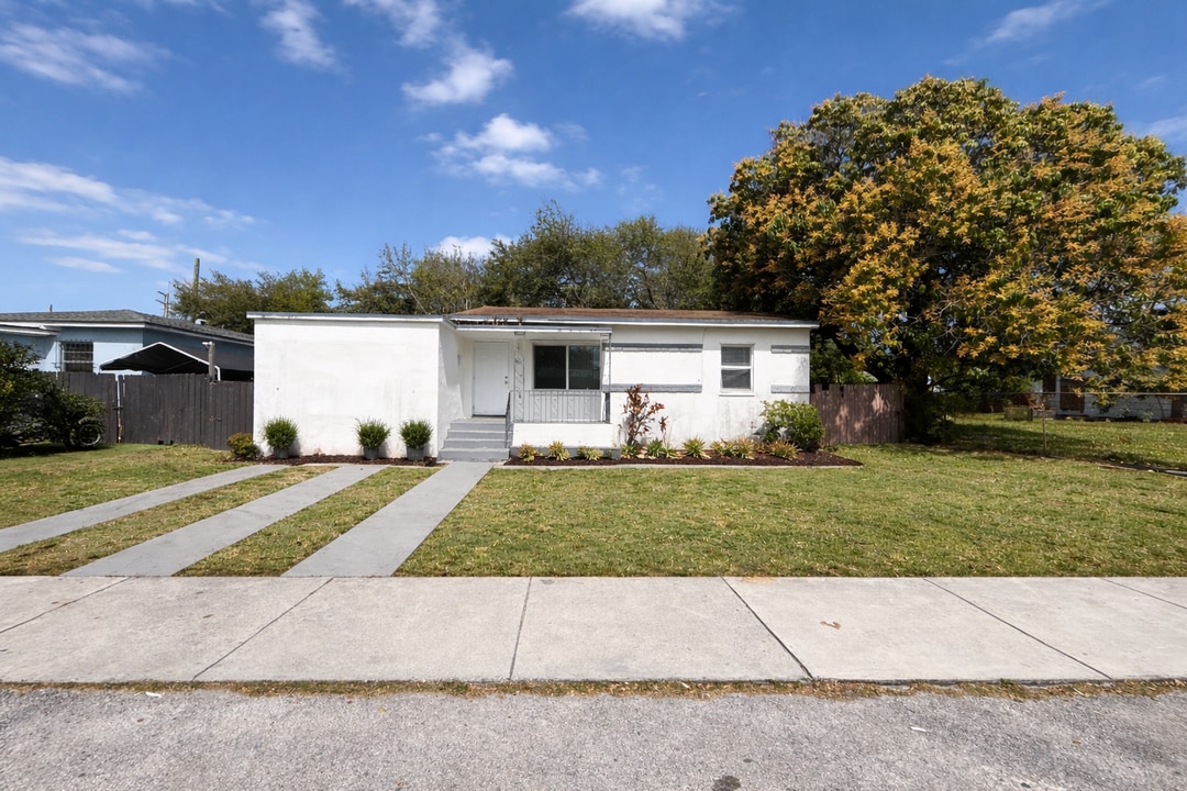 911 NW 57th St in Miami, FL - Building Photo