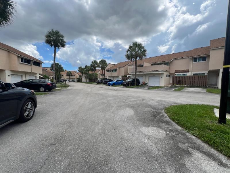 8251 NW 8th Pl in Plantation, FL - Building Photo