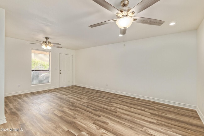 3131 W Cochise Dr in Phoenix, AZ - Foto de edificio - Building Photo