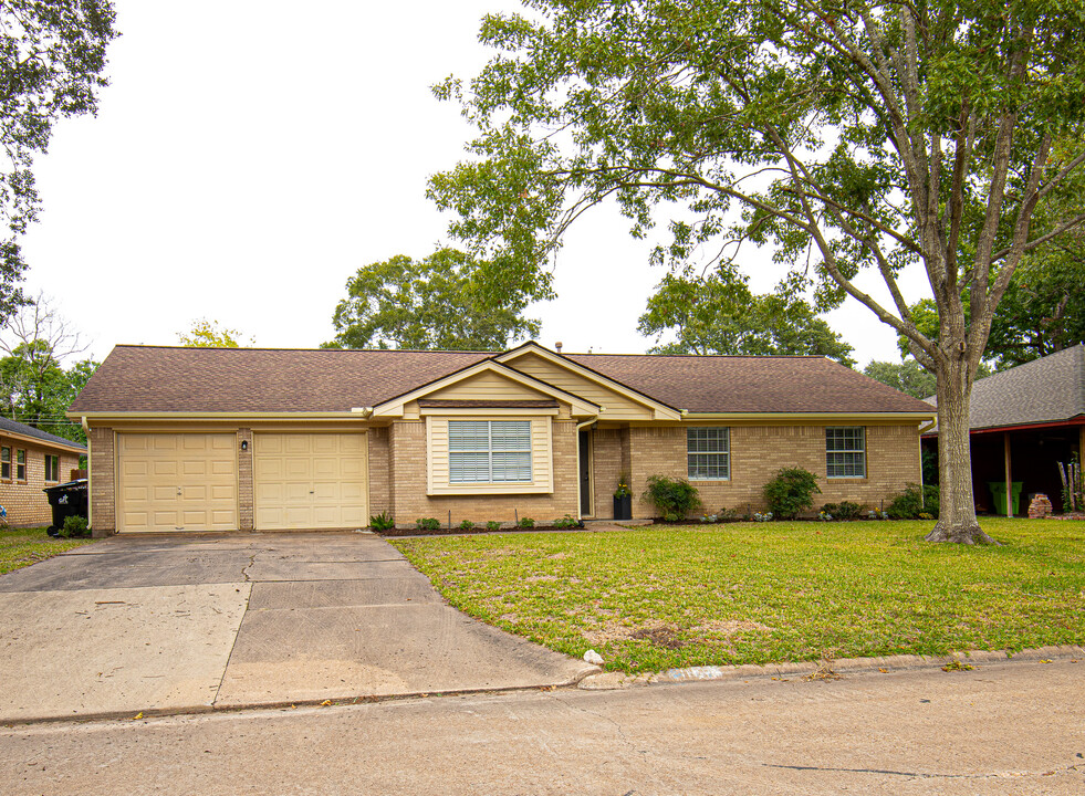 909 Klare Ave in Rosenberg, TX - Building Photo