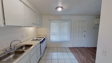 583 N Tustin Ave in Santa Ana, CA - Building Photo - Building Photo