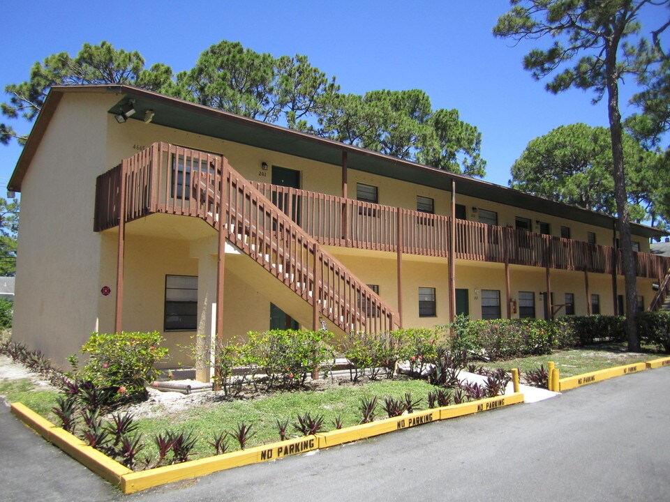 4655 Wellman Trl in Greenacres, FL - Building Photo