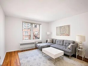 25 W 13th St in New York, NY - Building Photo - Building Photo