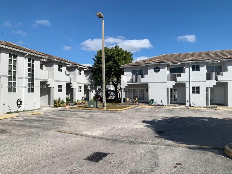 10250 NW 80th Ct in Hialeah, FL - Building Photo