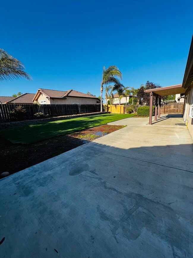 1830 W Berkshire Ln in Hanford, CA - Building Photo - Building Photo