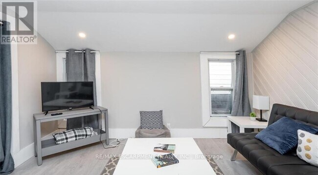 38 Inchbury St in Hamilton, ON - Building Photo - Building Photo