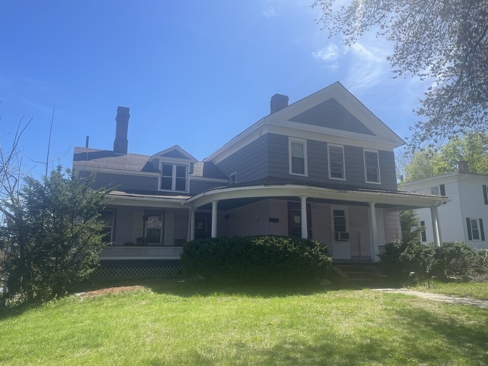 571 Main St in Amherst, MA - Building Photo