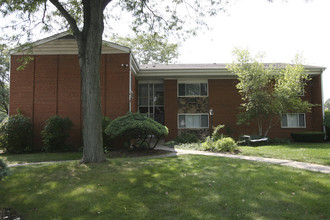 470 Saint Moritz Dr in Glen Ellyn, IL - Building Photo - Building Photo