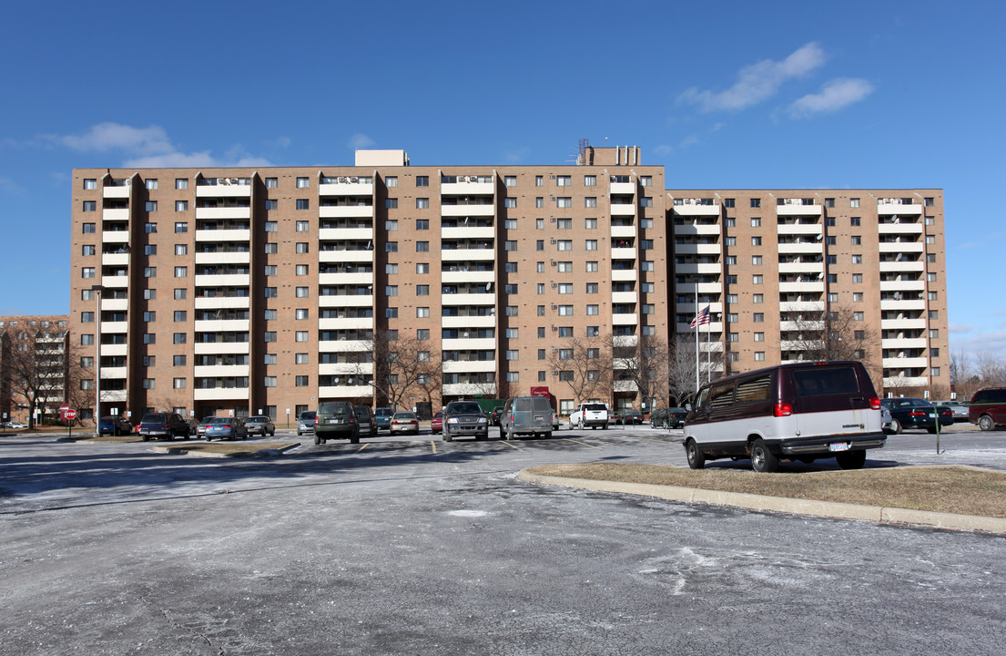 Oakland Park Towers II in Troy, MI - Building Photo