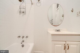1208 N Calvert St in Baltimore, MD - Building Photo - Building Photo