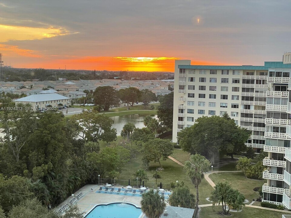 4200 Hillcrest Dr in Hollywood, FL - Building Photo