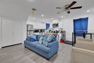 9405 Madera Rd, Unit B in Houston, TX - Building Photo