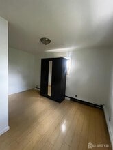 31 Duclos Ln in Edison, NJ - Building Photo - Building Photo