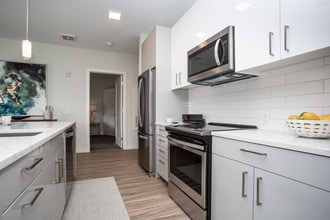 Avenu at Natick 62+ Active Adult Apartment Homes in Natick, MA - Foto de edificio - Interior Photo